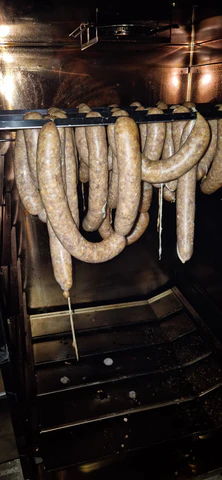 Rohe Wurt im Räucherofen